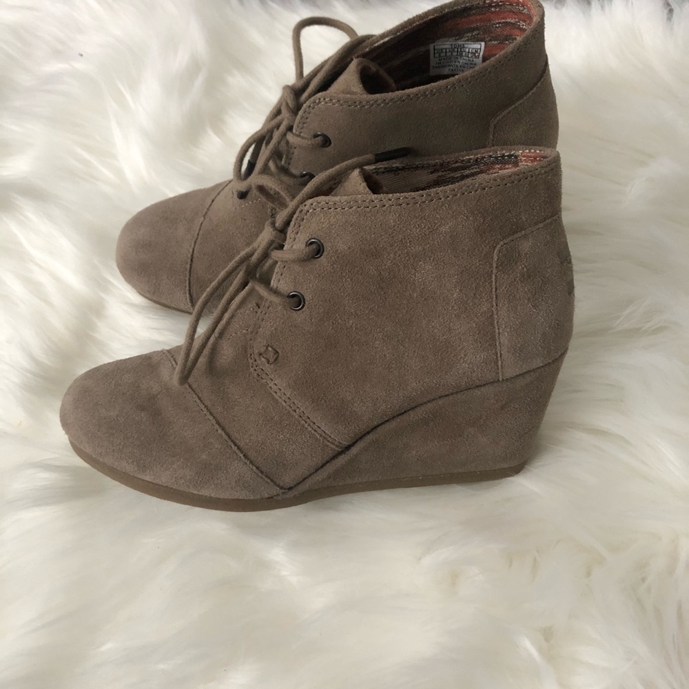 ❤️Toms taupe desert wedge